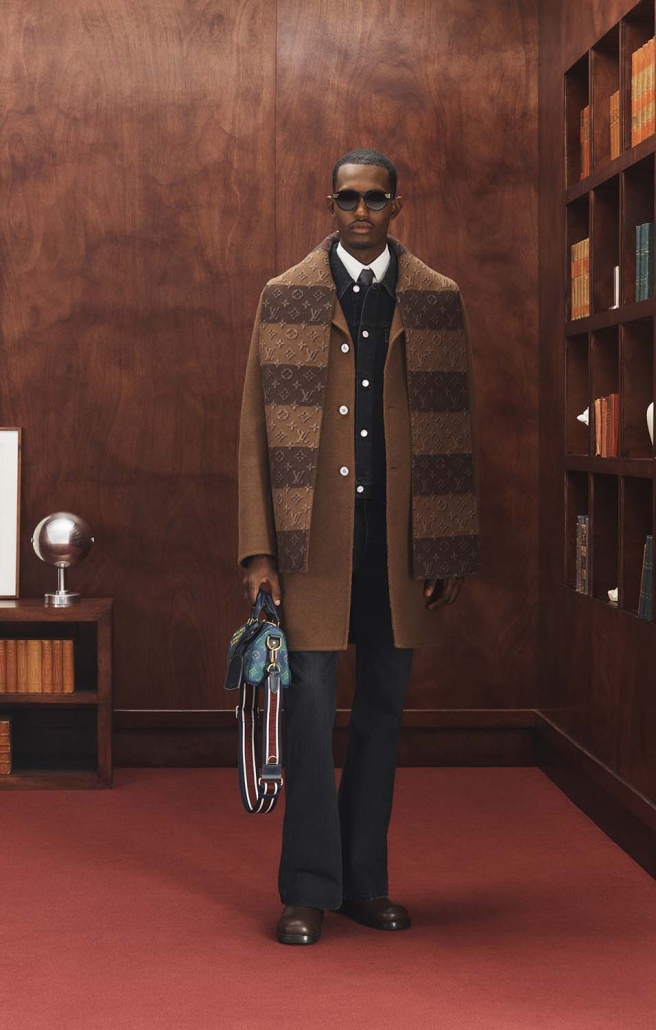 Louis Vuitton Ivy League 2025 – model v rjavem plašču in kavbojkah, torba Monogram.