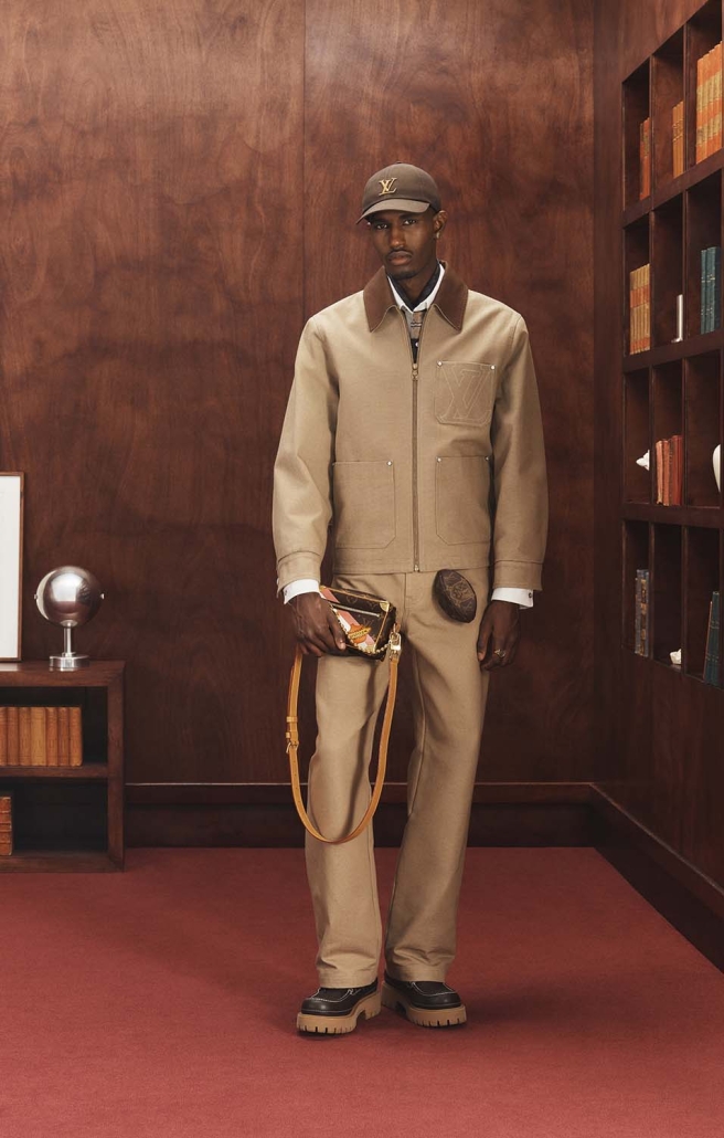 Louis Vuitton Ivy League 2025 – bež delovna obleka in torba z monogramom LV.