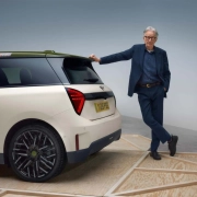 MINI Paul Smith Edition – povezava ikoničnega dizajna in trajnostne vizije Paul Smith ob posebni izdaji avtomobila MINI – edinstveno sodelovanje britanske mode in avtomobilizma.