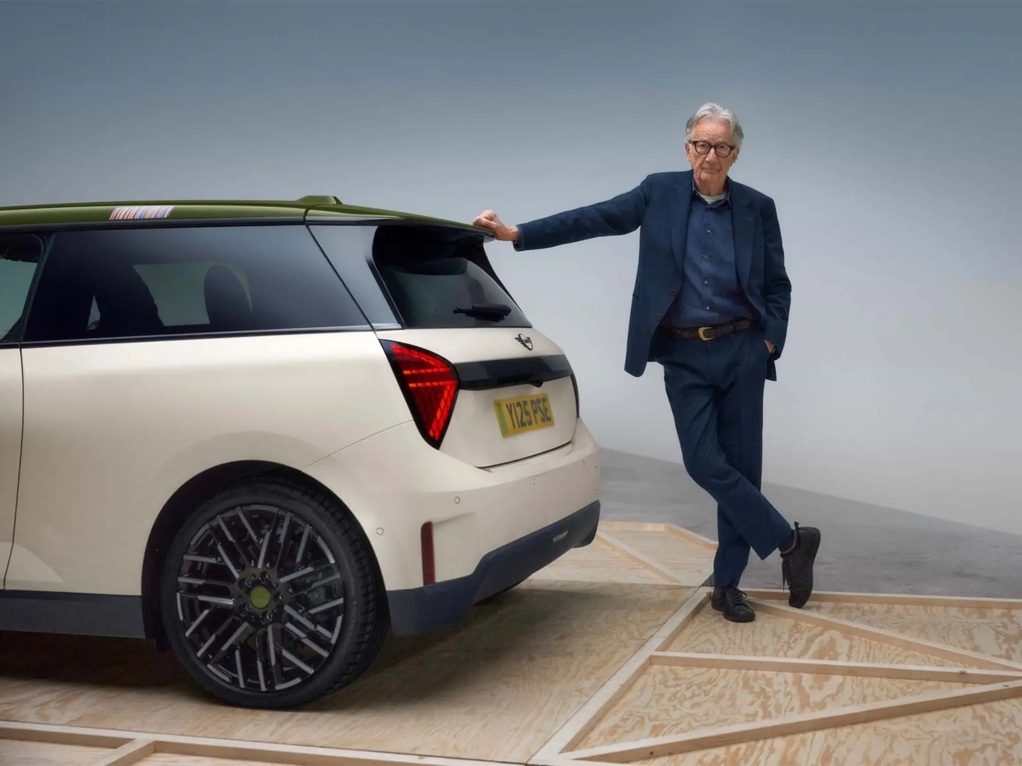 Paul Smith ob posebni izdaji avtomobila MINI – edinstveno sodelovanje britanske mode in avtomobilizma.