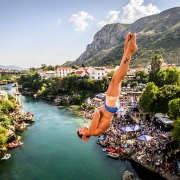 red-bull-cliff-diving-mostar-david-magazine Rhiannan Iffland zmaga v Mostarju – deveti naslov Red Bull Cliff Diving World Series.