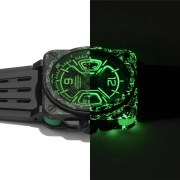 Ura Bell & Ross BR-X3 Night Vision z osvetljenim številčnico in ohišjem v temi.