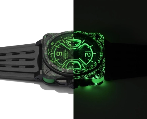 Ura Bell & Ross BR-X3 Night Vision z osvetljenim številčnico in ohišjem v temi.