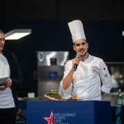 Mlad chef Pablo Donadio Falcon med govorom na finalu S.Pellegrino Young Chef v Milanu.