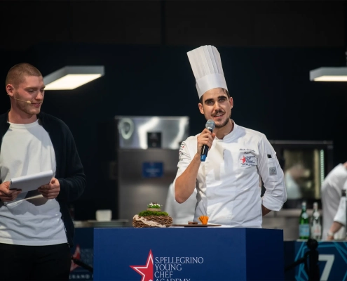 Mlad chef Pablo Donadio Falcon med govorom na finalu S.Pellegrino Young Chef v Milanu.
