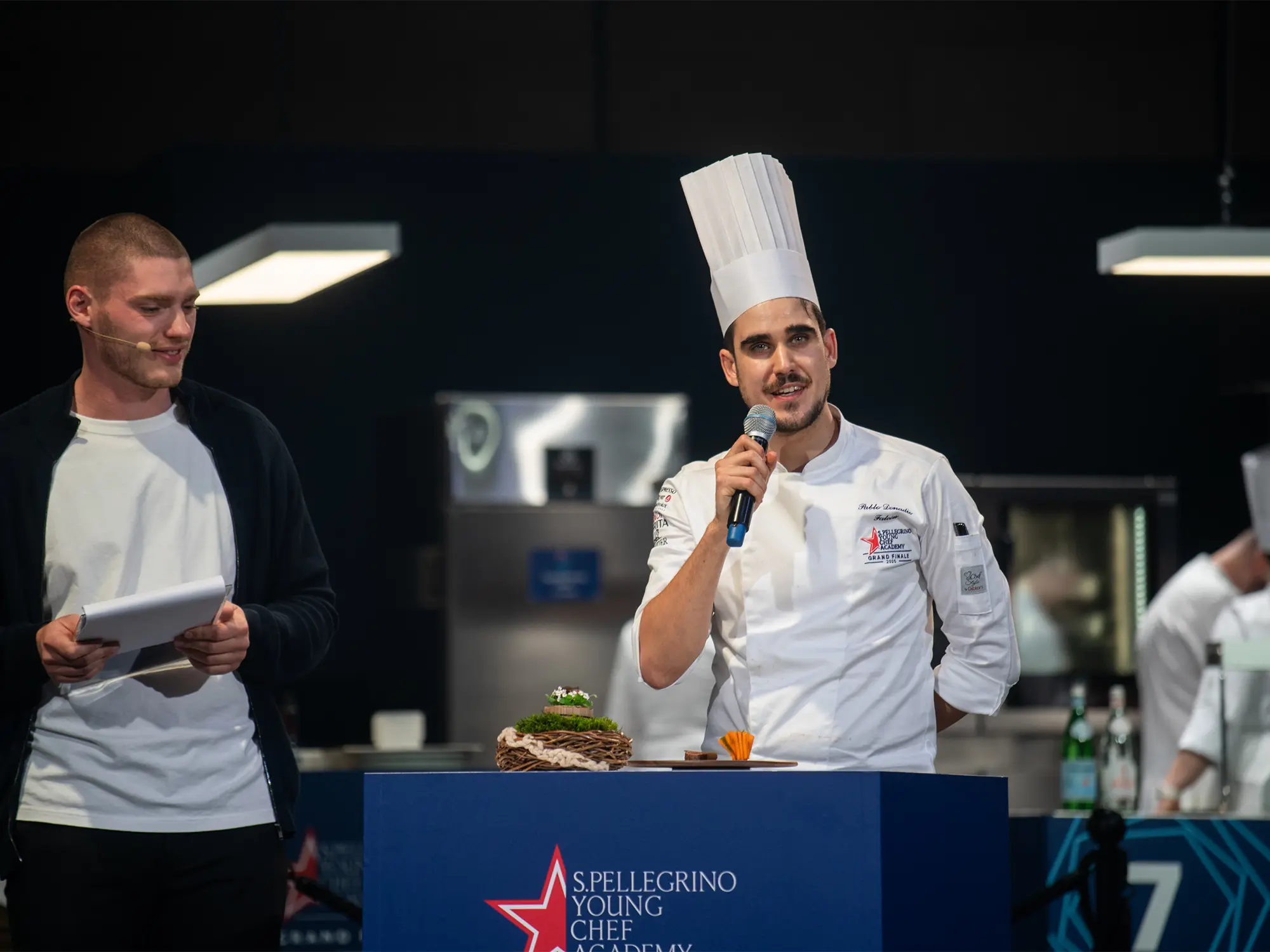Mlad chef Pablo Donadio Falcon med govorom na finalu S.Pellegrino Young Chef v Milanu.