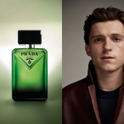 Steklenička parfuma Prada Paradigme in igralec Tom Holland, ambasador dišave.
