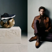 Kolaž superg Berluti Stellar, postavljenih na umetniško skulpturo, ter moškega modela v rjavi usnjeni jakni in elegantnih čevljih, sedečega ob steni.