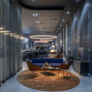 Notranjost novega BMW salona Retail.NEXT v Ljubljani z razstavljenim vozilom in sodobnim lounge ambientom AutoWallis.