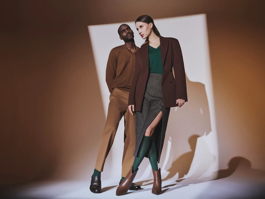 Modela v elegantni jesensko-zimski kolekciji Falke 2025–2026, ki poudarja zadržano eleganco, barvno harmonijo in natančno prileganje.