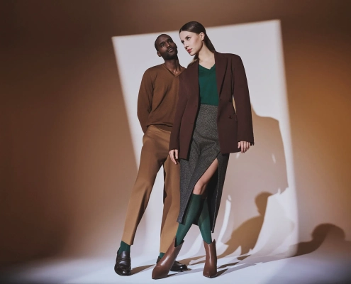 Modela v elegantni jesensko-zimski kolekciji Falke 2025–2026, ki poudarja zadržano eleganco, barvno harmonijo in natančno prileganje.