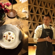 Gurmanska jed v keramični skledi in kuhar, ki predstavlja jed med kulinaričnim večerom v Gourmet Vili Muhr v Bohinju.