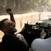 Lucien Laviscount v klasičnem Bentleyju med vožnjo na dirkaški progi kot globalni ambasador znamke.