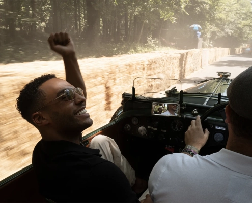 Lucien Laviscount v klasičnem Bentleyju med vožnjo na dirkaški progi kot globalni ambasador znamke.