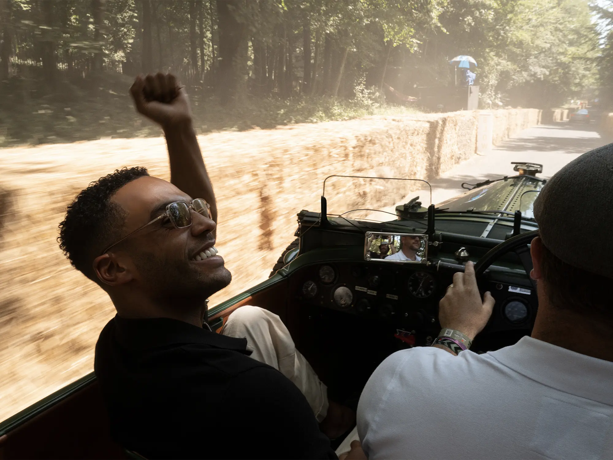 Lucien Laviscount v klasičnem Bentleyju med vožnjo na dirkaški progi kot globalni ambasador znamke.