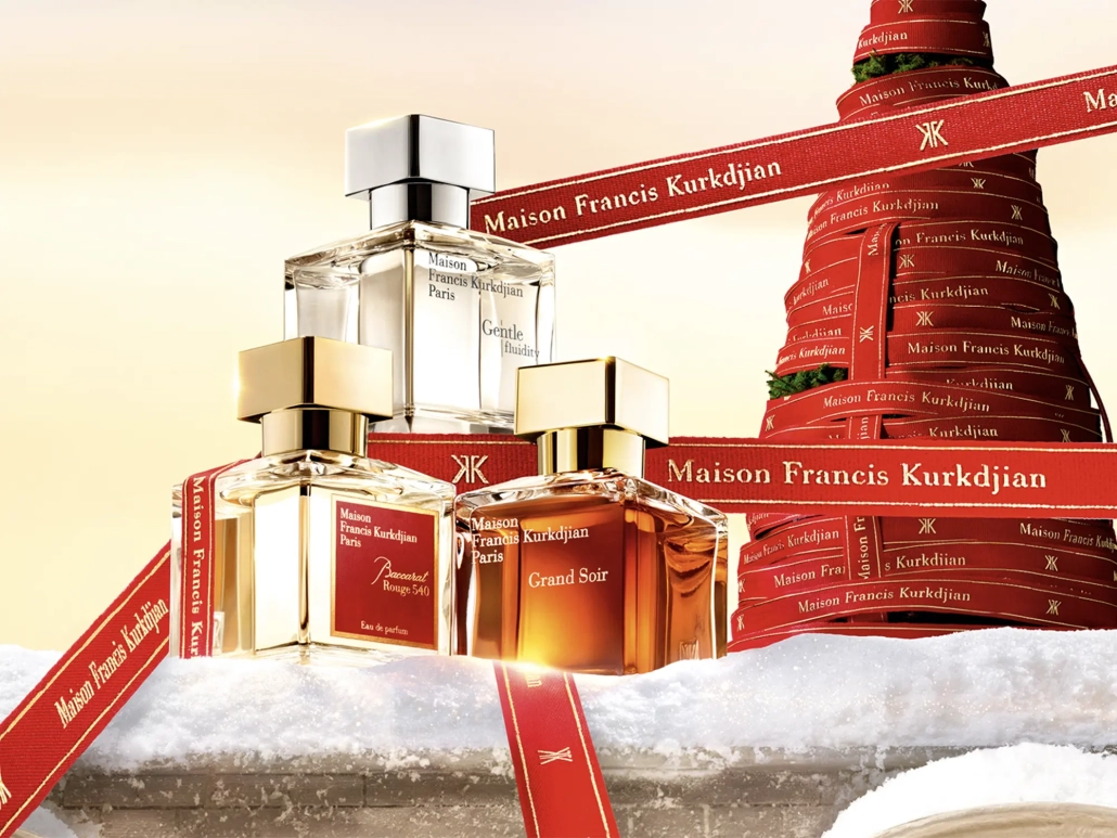 Praznična kampanja Maison Francis Kurkdjian z dišavami Baccarat Rouge 540, Grand Soir in rdečim božičnim trakom v zimskem Parizu.