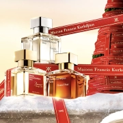 Praznična kampanja Maison Francis Kurkdjian z dišavami Baccarat Rouge 540, Grand Soir in rdečim božičnim trakom v zimskem Parizu.