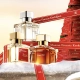 Praznična kampanja Maison Francis Kurkdjian z dišavami Baccarat Rouge 540, Grand Soir in rdečim božičnim trakom v zimskem Parizu.