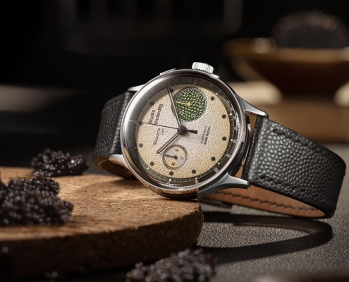 Ura Studio Underd0g x Massena LAB 03SERIES Champagne & Caviar z bež številčnico, zelenim podštevcem in črnim usnjenim paščkom.