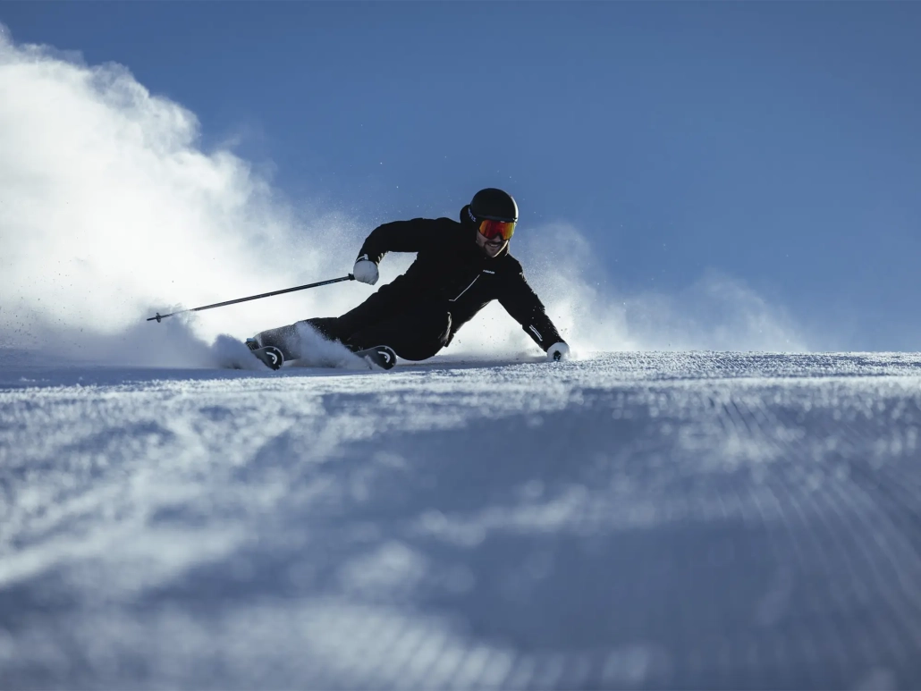 Smučar na urejeni progi v ekskluzivni kolekciji smuči Porsche in HEAD, navdihnjeni s Porsche 911 Targa.