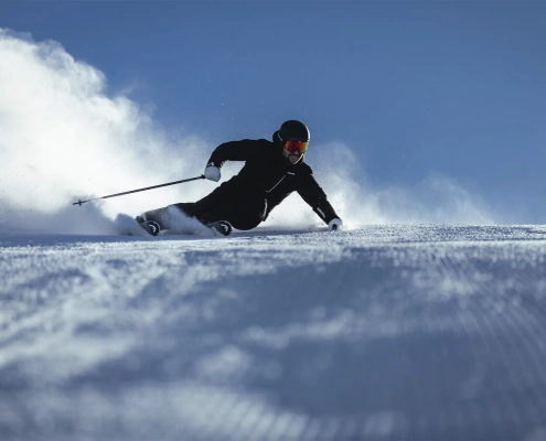 Smučar na urejeni progi v ekskluzivni kolekciji smuči Porsche in HEAD, navdihnjeni s Porsche 911 Targa.