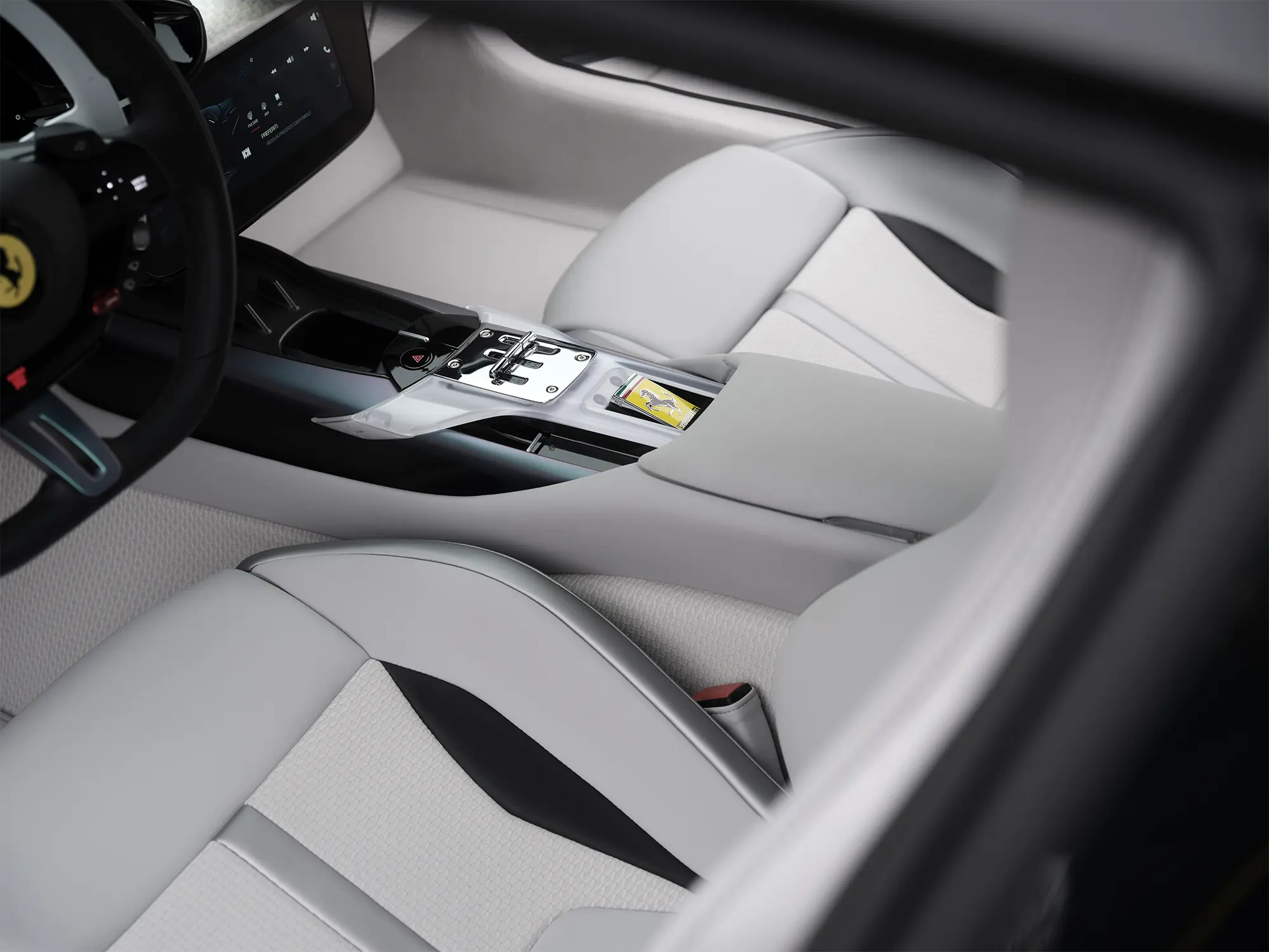 Ferrari 12Cilindri Tailor Made – umetnost personalizacije Notranjost Ferrari 12Cilindri Tailor Made z unikatno personalizacijo in luksuznimi materiali.