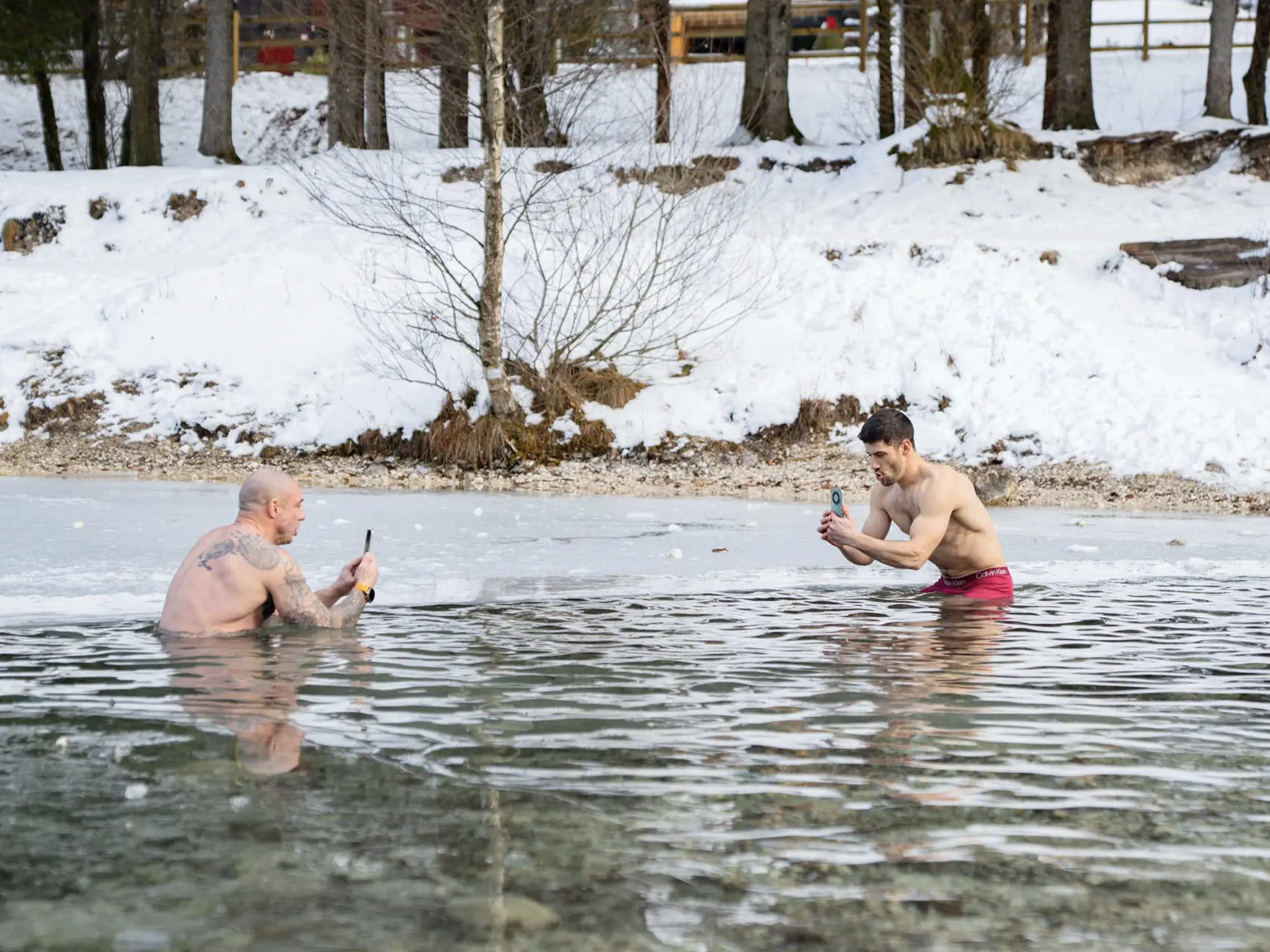 Predstavitev serije HONOR Magic8 v ledenem jezeru v Kranjski Gori, kjer telefoni dokazujejo zmogljivosti v ekstremnih zimskih razmerah