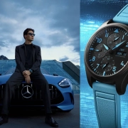 George Russell z uro IWC Schaffhausen Pilot’s Watch v modri barvi, omejena izdaja iz črne keramike, ustvarjena v sodelovanju z Mercedes-AMG PETRONAS Formula One™