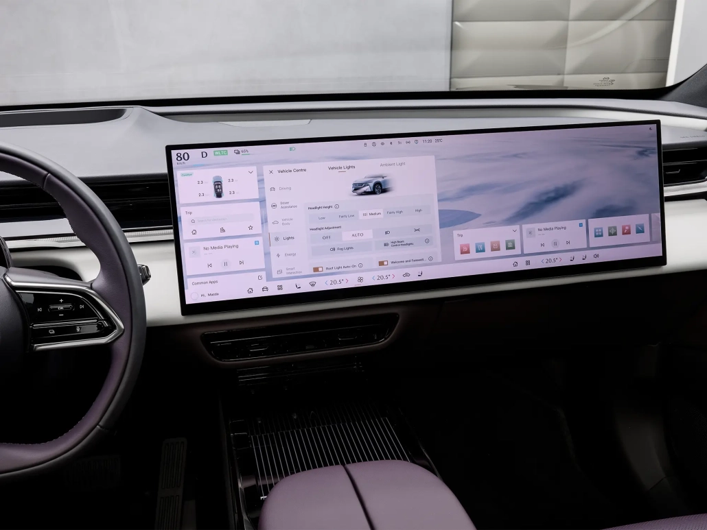 Notranjost Mazde CX-6e z razširjenim digitalnim zaslonom in umirjenim električnim dizajnom.