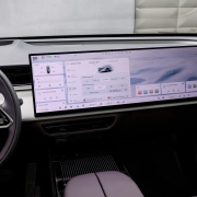 Notranjost Mazde CX-6e z razširjenim digitalnim zaslonom in umirjenim električnim dizajnom.