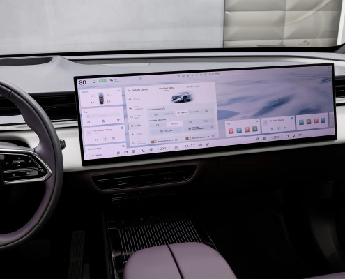 Notranjost Mazde CX-6e z razširjenim digitalnim zaslonom in umirjenim električnim dizajnom.