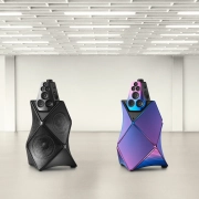 Zvočnika Bang & Olufsen Beolab 90 Phantom Edition in Mirage Edition v sodobnem galerijskem prostoru.