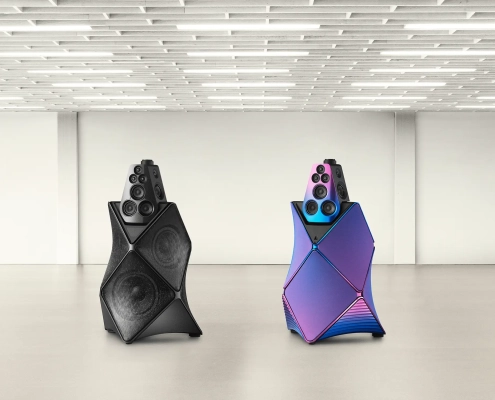 Zvočnika Bang & Olufsen Beolab 90 Phantom Edition in Mirage Edition v sodobnem galerijskem prostoru.