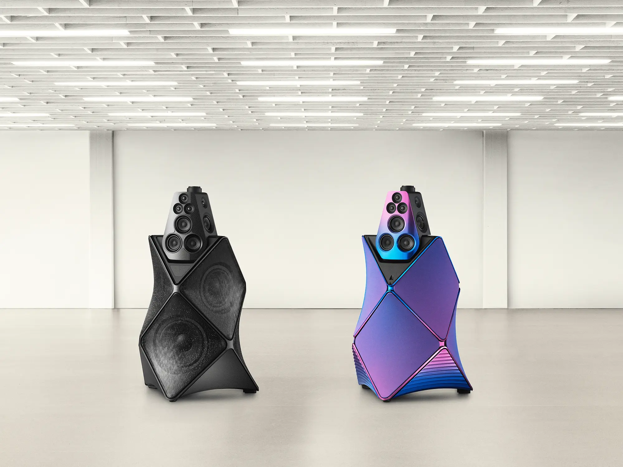 Zvočnika Bang & Olufsen Beolab 90 Phantom Edition in Mirage Edition v sodobnem galerijskem prostoru.