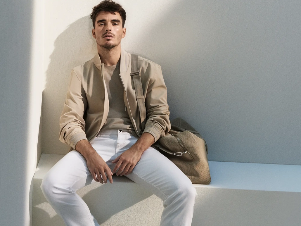 Corey Mylchreest v kampanji Boss pomlad/poletje 2026 v minimalističnem elegantnem videzu.