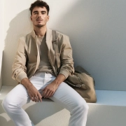 Corey Mylchreest v kampanji Boss pomlad/poletje 2026 v minimalističnem elegantnem videzu.