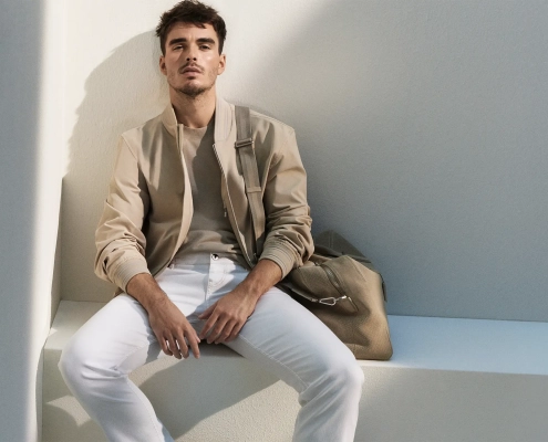 Corey Mylchreest v kampanji Boss pomlad/poletje 2026 v minimalističnem elegantnem videzu.