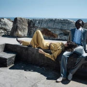 Drykorn pomlad/poletje 2026 kolekcija z minimalističnimi kroji ob obali.