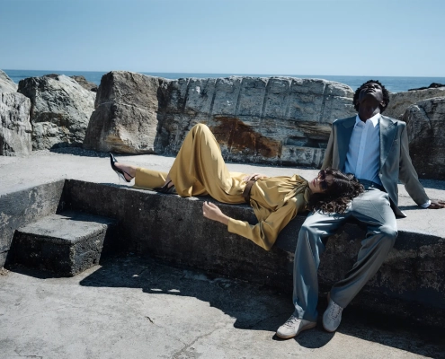 Drykorn pomlad/poletje 2026 kolekcija z minimalističnimi kroji ob obali.