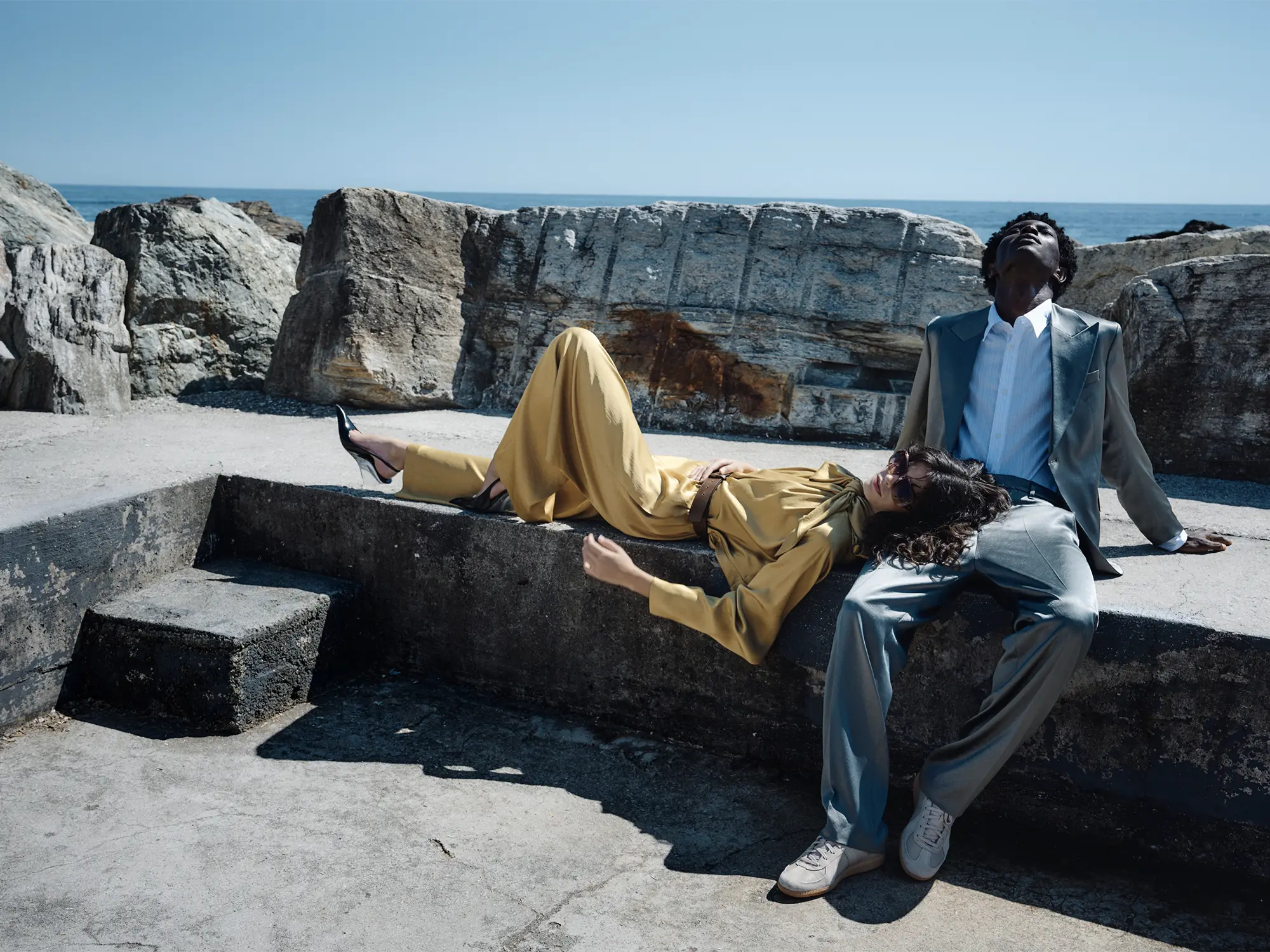 Drykorn pomlad/poletje 2026 – minimalističen luksuz Drykorn pomlad/poletje 2026 kolekcija z minimalističnimi kroji ob obali.