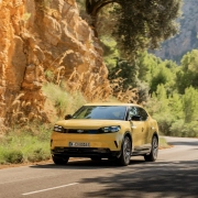 Električni Ford Capri na cesti z novo LFP baterijo za večji doseg in samozavestno vožnjo.