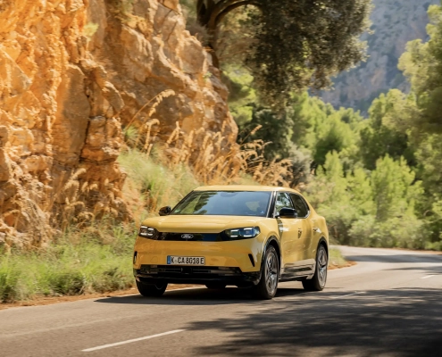 Električni Ford Capri na cesti z novo LFP baterijo za večji doseg in samozavestno vožnjo.