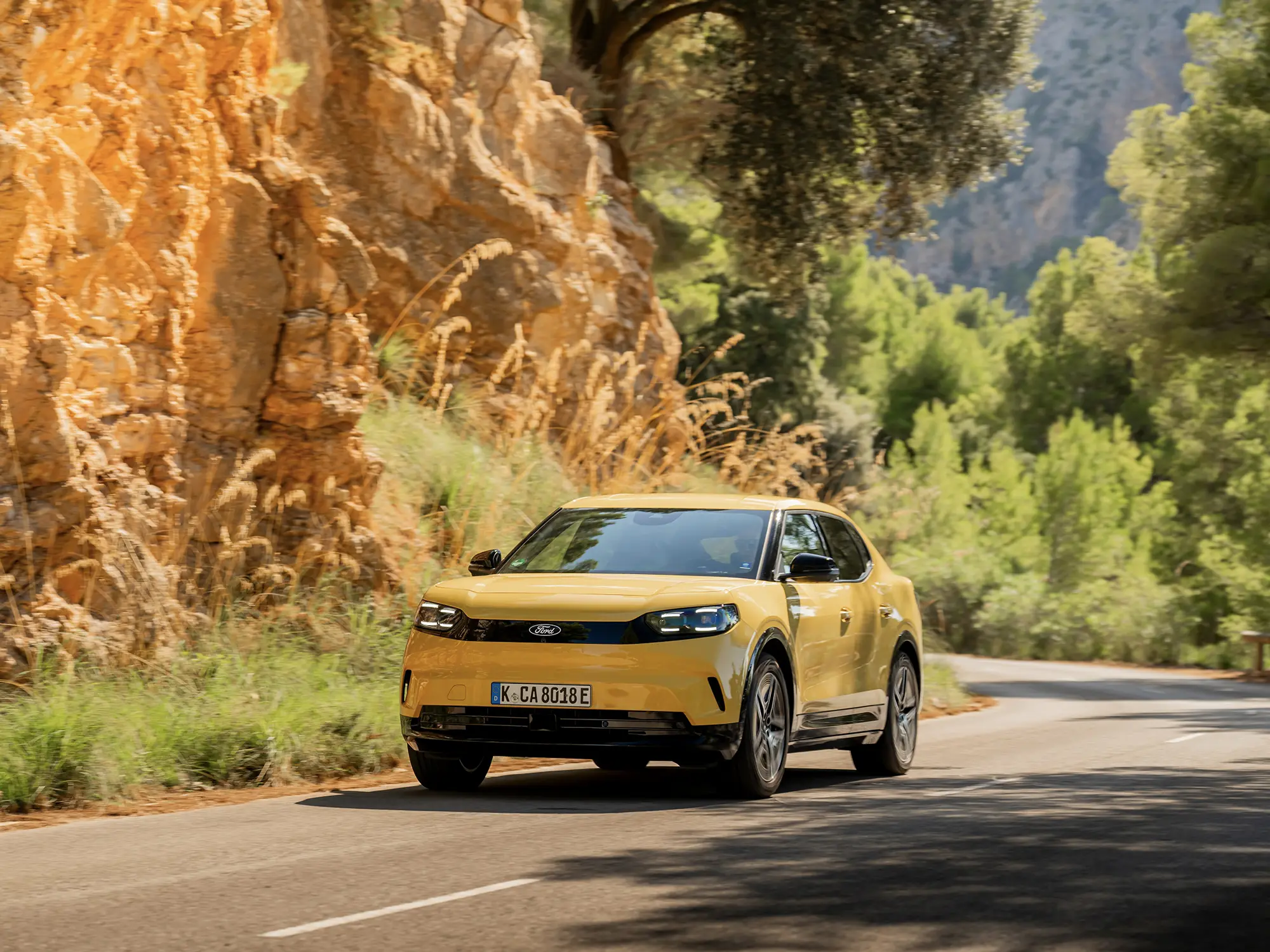 Ford Capri – več moči in več dometa z novo LFP baterijo Električni Ford Capri na cesti z novo LFP baterijo za večji doseg in samozavestno vožnjo.