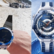 Huawei Watch Ultimate 2 pametna ura med hojo na zasneženem terenu.