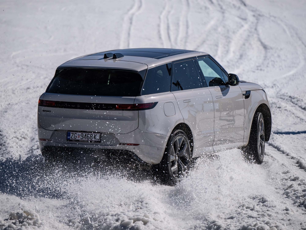 Range Rover Sport SV vožnja po zasneženi gorski cesti na Kopah.
