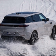 Range Rover Sport SV vožnja po zasneženi gorski cesti na Kopah.