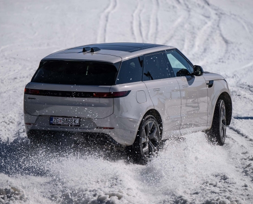 Range Rover Sport SV vožnja po zasneženi gorski cesti na Kopah.