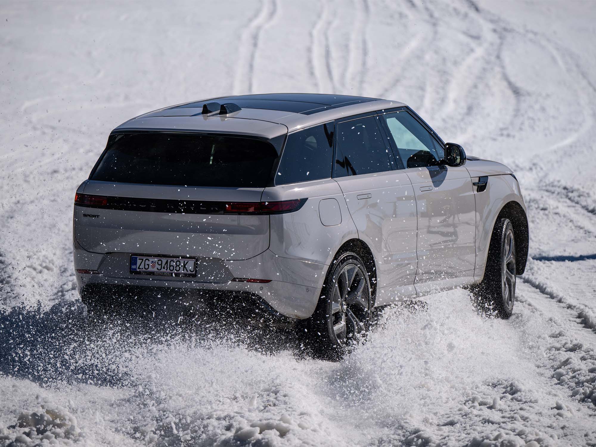 Range Rover Sport SV vožnja po zasneženi gorski cesti na Kopah.