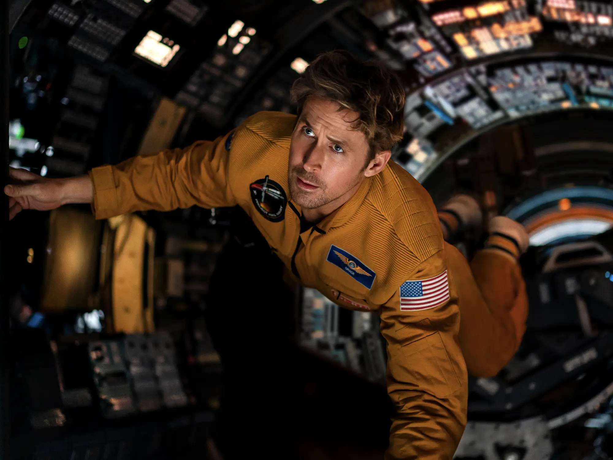 Ryan Gosling v vesoljski misiji v filmu Project Hail Mary z uro TAG Heuer Connected Calibre E5.