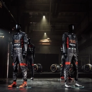 KO DIRKANJE NAVDIHNE MODO: GLOBALNA KOLEKCIJA ADIDAS X AUDI Ko se svet Formule 1 sreča z uličnim stilom, rezultat ni zgolj navijaška kolekcija, temveč modna izjava. Nova kolekcija adidas x Audi Revolut F1 Team je prav to – premišljeno oblikovan spoj vrhunskega motošporta, sodobne estetike in funkcionalne mode, ki briše meje med dirkališčem in mestnim asfaltom. To ni le oblačilo za navijače, temveč garderoba za tiste, ki Formulo 1 ne spremljajo samo ob nedeljah, ampak jo živijo kot del identitete. Sodelovanje med znamkama adidas in Audi v okviru projekta Audi Revolut F1 Team prinaša kolekcijo, ki deluje samozavestno, tehnično in presenetljivo elegantno. Že na prvi pogled je jasno, da ne gre za klasično »merch« linijo s kričečimi logotipi, temveč za sodobno športno modo, ki se brez težav znajde tako v paddocku kot na mestnih ulicah Milana, Berlina ali Ljubljane. Barvna paleta kolekcije je umirjena, a izrazito prepoznavna. V ospredju so sofisticirani sivo-krem odtenki, ki črpajo navdih iz titanium barve Audijevega dirkalnika, dopolnjujejo pa jih natančno odmerjeni rdeči poudarki. Ta kontrast ustvarja vizualno napetost – dovolj subtilno za vsakodnevno nošenje, a dovolj drzno, da jasno sporoča pripadnost svetu najvišjega razreda motošporta. Kolekcija ne kriči po pozornosti, temveč jo pridobi z detajli.